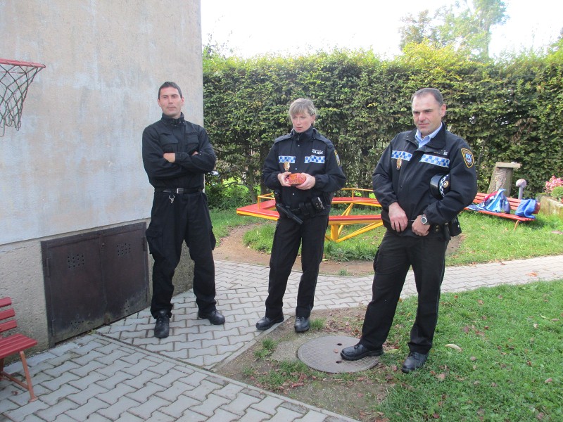 Podzim na zahradě, návštěva Policie